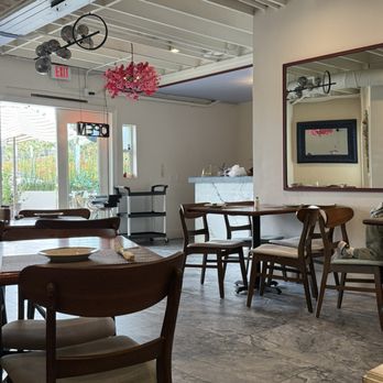 Pom & Olive - Inside the restaurant.. cute and cozy - New American Near Me - Newport Beach, California