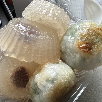 Delicious Dim Sum - Shrimp dumplings with chives and mochi filled with sweet red bean filling. Yum! - Dim Sum Near Me - San Francisco, California Delicious Dim Sum - Shrimp dumplings with chives and mochi filled with sweet red bean filling. Yum! - Dim Sum Near Me - San Francisco, California