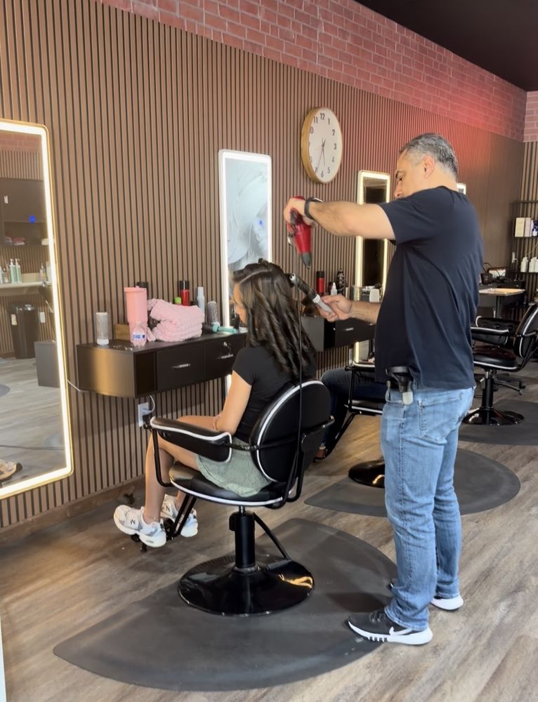 Diva Hair Salon & Barber Logo