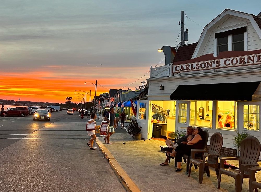 CARLSON’S CORNER Updated July 2024 13 Photos & 24 Reviews 432 1st