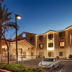 Best Western Plus Lake Elsinore Inn & Suites