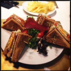 Club sandwich with crisps