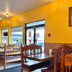 Fuente de cafe - Indoors area has limited seating, several booths.