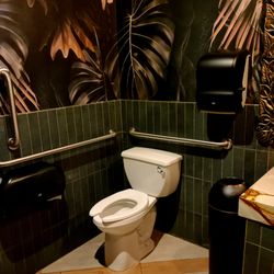 Verde - Clean, tidy restroom.