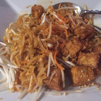 Panvimarn Thai Cuisine - Vegetarian Pad Thai with tofu - Thai Near Me - Long Beach, California