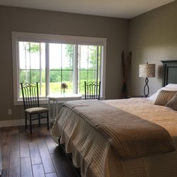 Timber Baron Inn - The Sugarbush guest room. Private bath, king size bed, mini fridge, wifi, and an eating table and chairs.