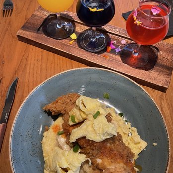 Traveler's Table - Louisiana Fried Chicken with scrambled instead of sunny side up - Cocktail Bars Near Me - Houston, Texas Traveler's Table - Louisiana Fried Chicken with scrambled instead of sunny side up - Cocktail Bars Near Me - Houston, Texas