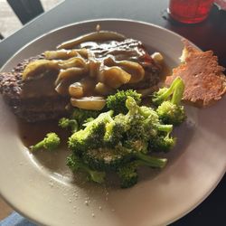 Yoyo's Bar and Grille - Salburry Steak and sizes