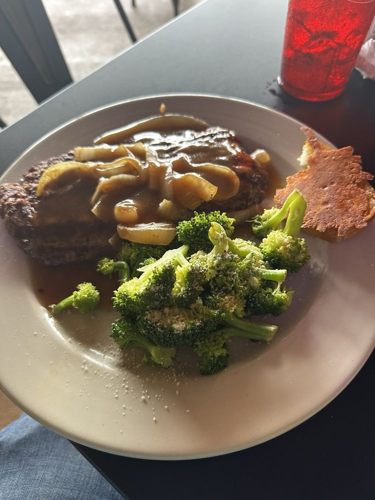 Yoyo's Bar and Grille