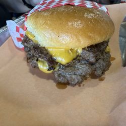 Feed Trough Bbq - Smash burger with meat and cheese
