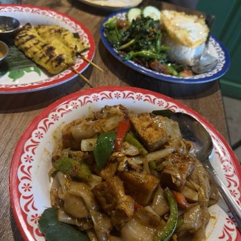 Jarit ThaiThai - Pad Kee Mow - Thai Near Me - Providence, Rhode Island