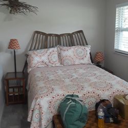 Nature Coast Inn - Artist Cabin bed just inside the door