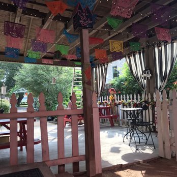 Papi's Pies - Looking towards the front of the patio. Ordering window is on the left. - Desserts Near Me - Round Rock, Texas Papi's Pies - Looking towards the front of the patio. Ordering window is on the left. - Desserts Near Me - Round Rock, Texas