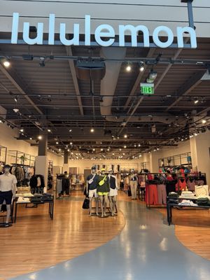 lululemon by null