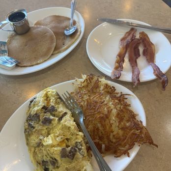 Uptown Cafe - Omlett, bacon, pancakes and hash browns. - Breakfast & Brunch Near Me - Carmel, Indiana