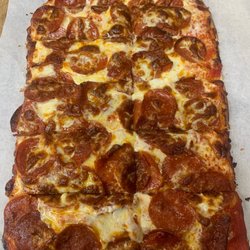 Rolling Stone Pizza Bar - Pepperoni pizza