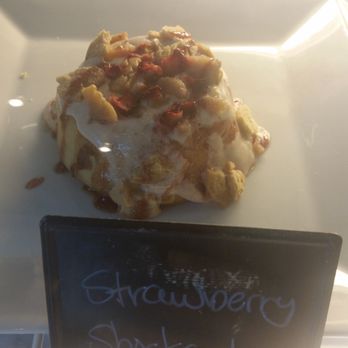 Cinnaholic - Strawberry shortcake - Desserts Near Me - Atlanta, Georgia Cinnaholic - Strawberry shortcake - Desserts Near Me - Atlanta, Georgia