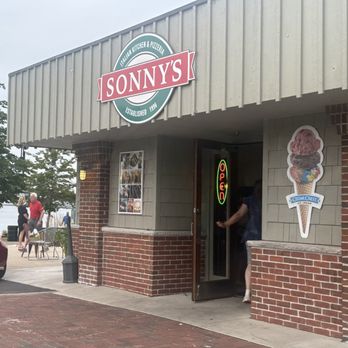 Sonny's Pizzeria - Pizza Near Me - Sturgeon Bay, Wisconsin