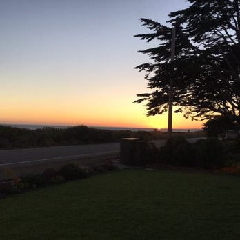Castle Inn - A fantastic vie of another sunset from our front lawn - Hotels Near Me - Cambria, California Castle Inn - A fantastic vie of another sunset from our front lawn - Hotels Near Me - Cambria, California