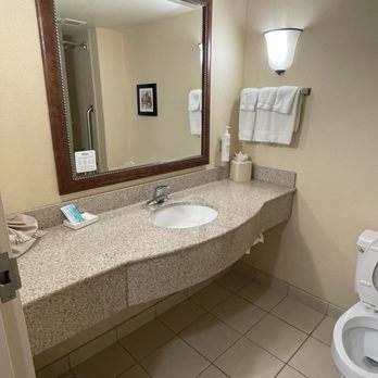 Hilton Garden Inn Washington DC/Greenbelt - Bathroom - Hotels Near Me - Greenbelt, Maryland Hilton Garden Inn Washington DC/Greenbelt - Bathroom - Hotels Near Me - Greenbelt, Maryland