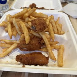 Wings and fries with buffalo sauce and blue cheese. Do you see any of the two sauces? Then they have the nerve if I'd like any sauce?