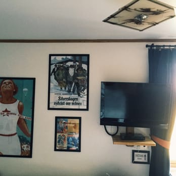 Gästis - Precis som korridorerna, är rummen täckta med gamla (rysslandsvänliga) posters - Hotels Near Me - Varberg, Alberta Gästis - Precis som korridorerna, är rummen täckta med gamla (rysslandsvänliga) posters - Hotels Near Me - Varberg, Alberta