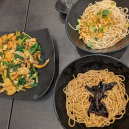 Stir fried rice cakes, dandan noodles (top right), green onion noodles (葱油拌面;bottom right) Stir fried rice cakes, dandan noodles (top right), green onion noodles (葱油拌面;bottom right)