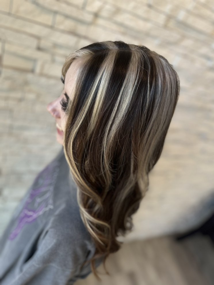 The Doll House Hair & Beauty Logo