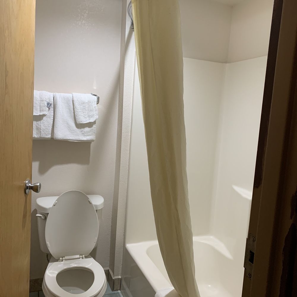 Econo Lodge Inn & Suites - Bathroom - Hotels Near Me - Diamondhead, Mississippi Econo Lodge Inn & Suites - Bathroom - Hotels Near Me - Diamondhead, Mississippi