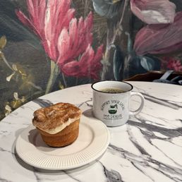Perfect start to the day, Highlander Grog coffee and  a delicious cinnamon roll with cream cheese icing.   Great job Fresh Pots