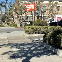 La Vida Counseling Center - Parking and entrance located on Olive St and Maple St.