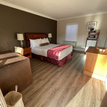 Hi-Way Host Motel - King bed, microwave, refrigerator, coffee maker, flat screen TV and room furniture - Hotels Near Me - Pasadena, California Hi-Way Host Motel - King bed, microwave, refrigerator, coffee maker, flat screen TV and room furniture - Hotels Near Me - Pasadena, California