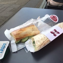 風景を楽しみながら食事できる屋外の席もあります