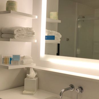 Hampton Inn Wilmington Downtown - Modern bath - Hotels Near Me - Wilmington, North Carolina Hampton Inn Wilmington Downtown - Modern bath - Hotels Near Me - Wilmington, North Carolina