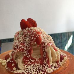 Unikat Waffel Gelateria & Café - Spaghetti Erdbeer Becher