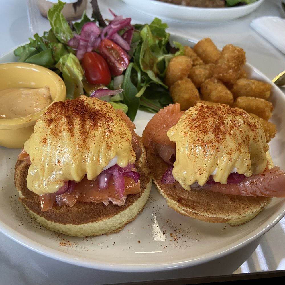Fluffy Fluffy - Smoked salmon Benedict - Coffee & Tea Near Me - Davis, California