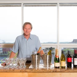 Kona Wine Market - Friday wine tasting is hosted by Howard "The Wine Wizard". The face of KWM.