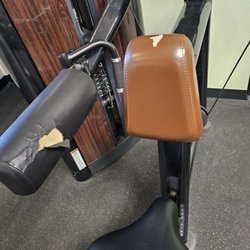 TruFit Gym - Worn and torn old equipment