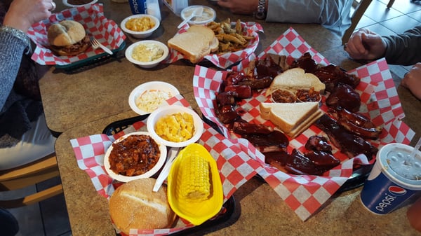 LARK'S BAR-B-QUE by null