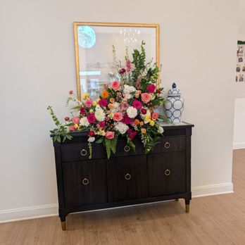 Carillion Oaks - Common area flowers. - Memory Care Near Me - Madison, Alabama