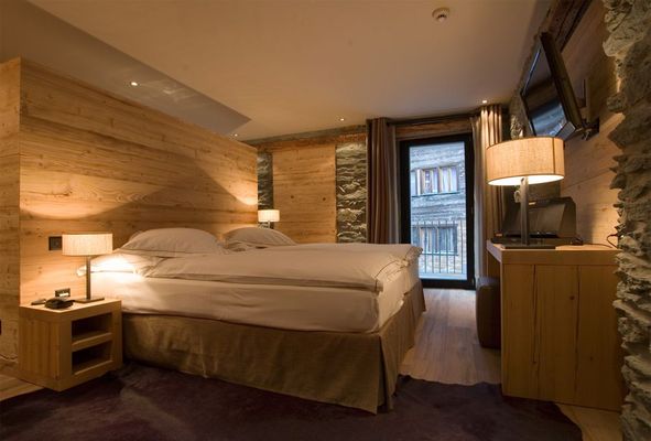 Unique Hotel Post by null