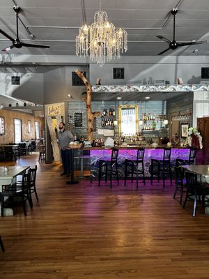 Lulu's On Main by null