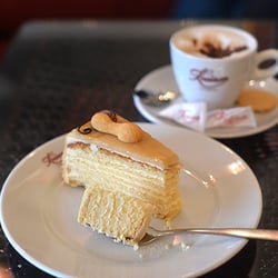 Café und Konditorei Kreiner - Café & Konditorei Kreiner | Zitronenbutterkremtorte mit Marzipan