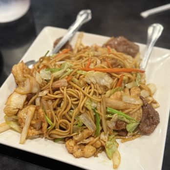 Canaan Cafe - Assorted chow mein - Taiwanese Near Me - Lomita, California