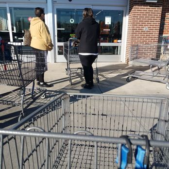 ALDI - Oops, its past time to open and no one is opening the door. - Grocery Near Me - Baytown, Texas