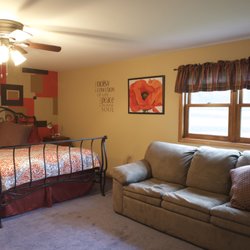 Valley Springs Farm Bed & Breakfast - The Poppy Room - queen bed with sofa sleeper - private bath - sleeps up to 4 people