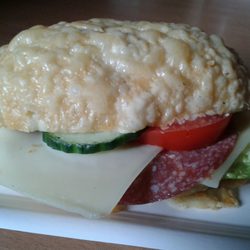 EDEKA Müller - Belegtes Käsebrötchen vom Bäcker im Ausgangsbereich 2,99€