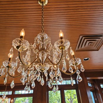 Nicollet Island - Chandelier decor - Hotels Near Me - Minneapolis, Minnesota Nicollet Island - Chandelier decor - Hotels Near Me - Minneapolis, Minnesota