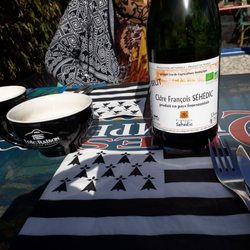 Crêperie Les Quimperoises - Le gwen a du comme serviette et le cidre nio de fouesnants