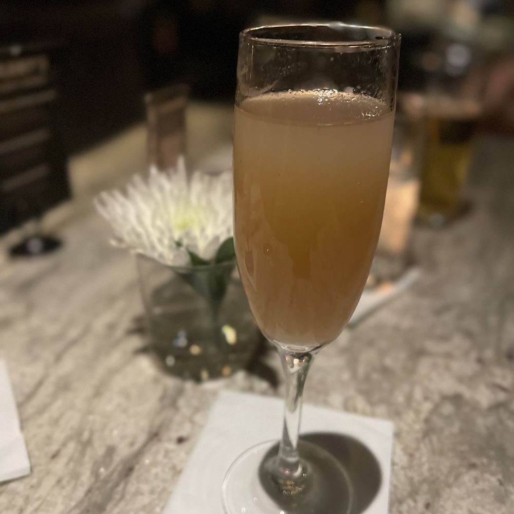 Hanny's - Bellini was just what I needed after a flight delay - Lounges Near Me - Phoenix, Arizona